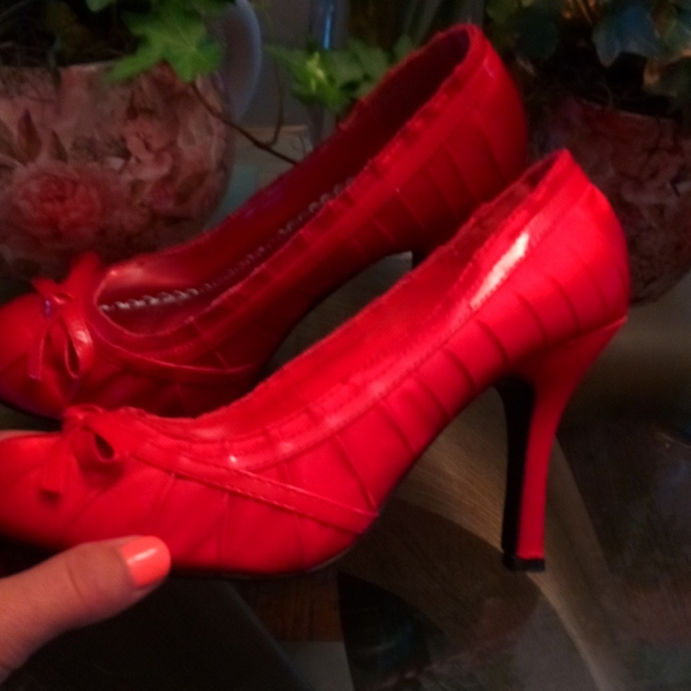 Pulse red pumps